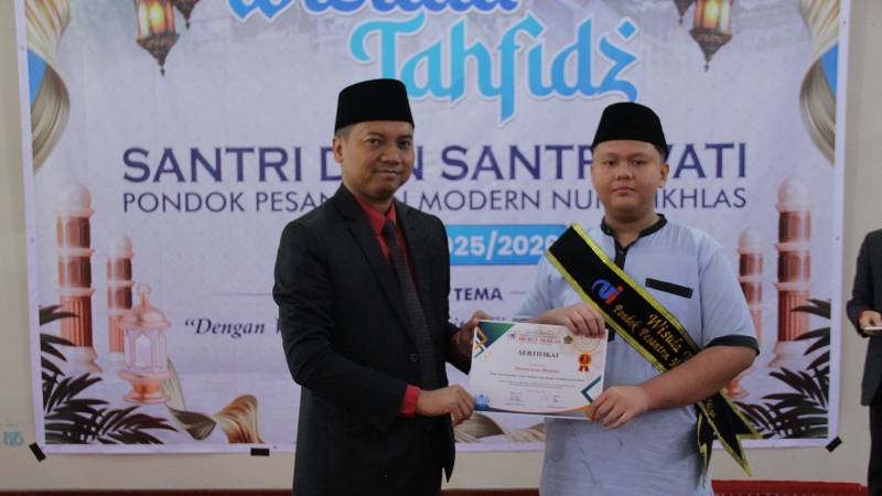 Direktur KMI Mewisuda Santri Hafidzh/Hafidzah di Mesjid Nurul Ikhlas
